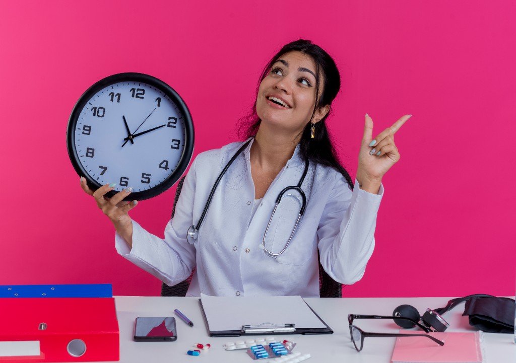 Profissional de saúde com relógio — escalas e plantões HORARIO