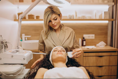 Profissional de estética realizando tratamento facial em clínica