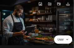 Chef em cozinha profissional consultando pedidos em tablet